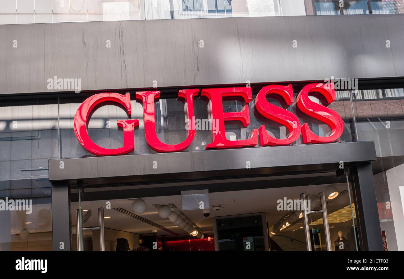 Guess-Logo auf der Vorderseite des Stores. Guess ist eine amerikanische Marke der gehobenen Bekleidungslinie, die mit ihrer Jeans-Marke beliebt ist. Stockfoto