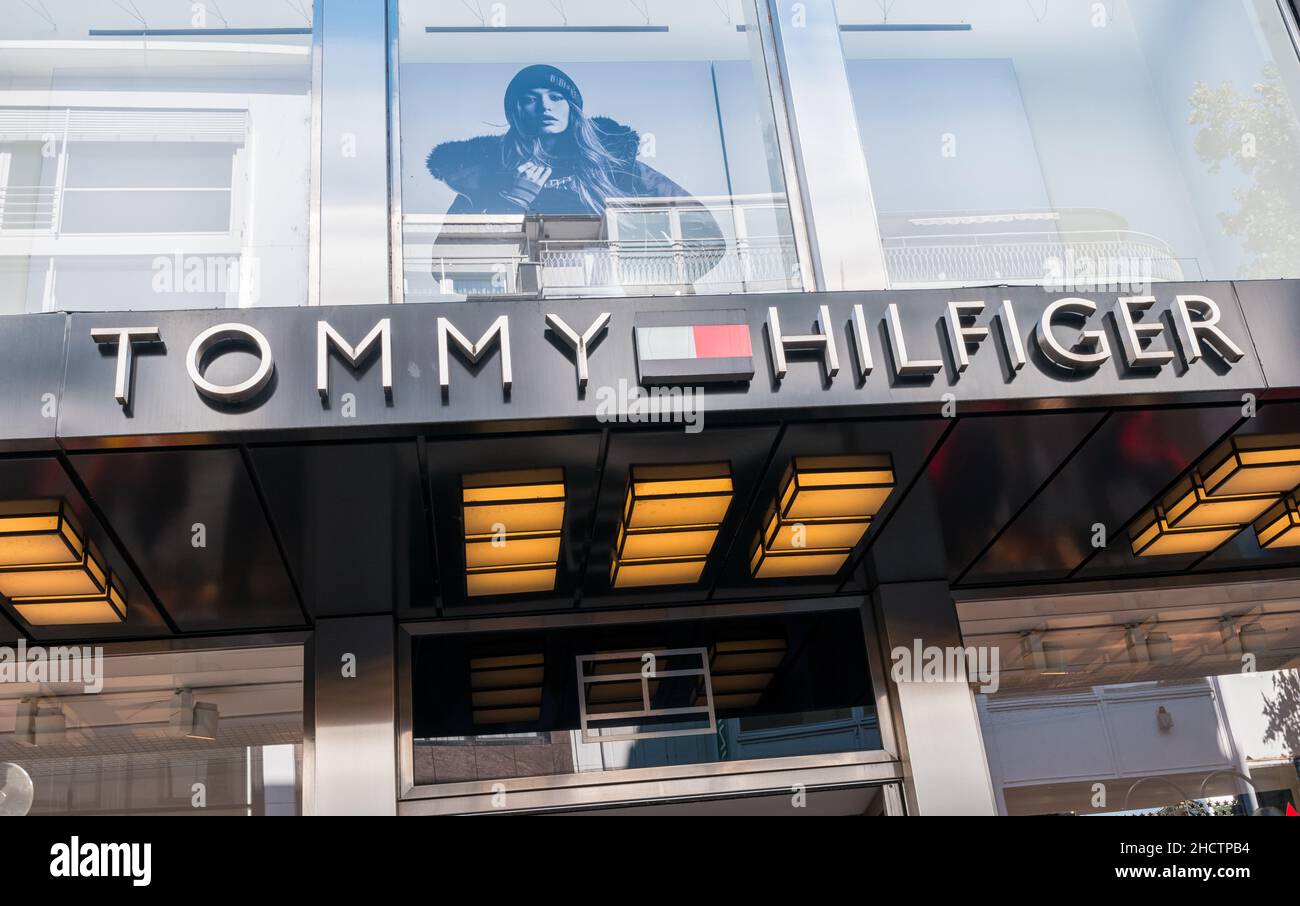 Tommy Hilfinger Logo in einem Geschäft. Tommy Hilfiger ist ein globales  Bekleidungs- und Einzelhandelsunternehmen, das 1985 gegründet wurde und  über 1.400 Filialen in über 90 Ländern hat.V Stockfotografie - Alamy