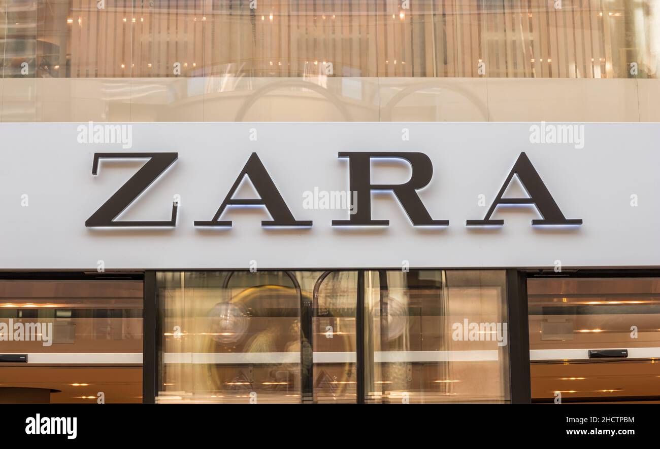 Zara-Logo in einem Geschäft. Zara ist ein spanischer Bekleidungs- und Zubehörhändler mit Sitz in Artexo, Galicien, und wurde 1975 von Amancio Ortega und Rosalia gegründet Stockfoto