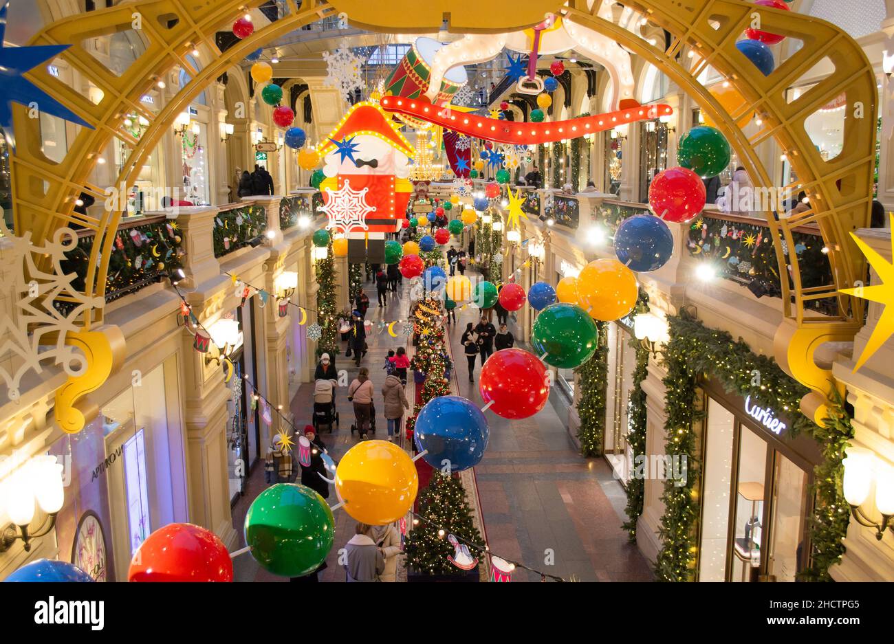 Moskau, Russland, Dezember 2021: Helle, bunte Weihnachtsdeko im Einkaufszentrum GUM nach dem Nussknacker-Märchen. Stockfoto