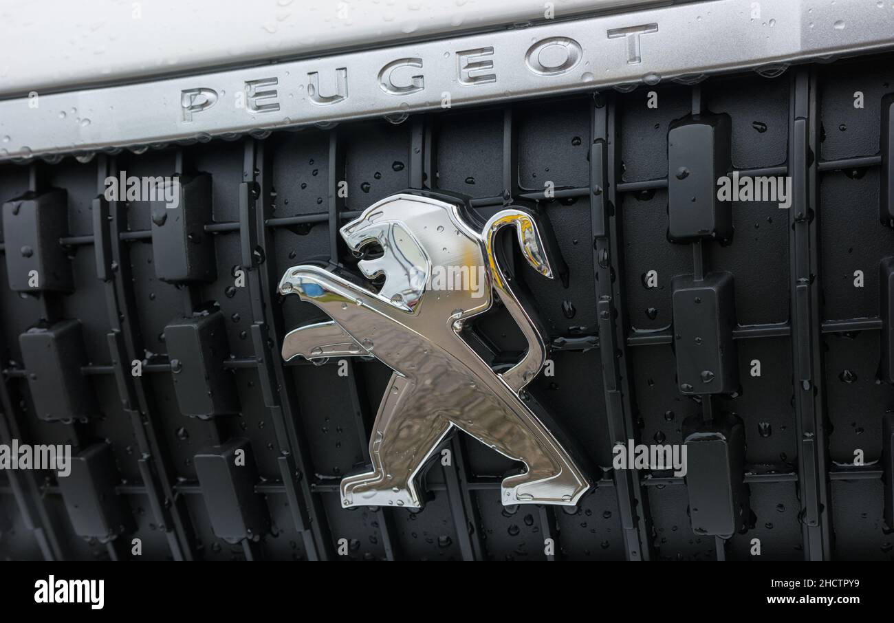 Peugeot Auto-Logo mit Regentropfen. Peugeot ist eine französische Automobilmarke, die zu PSA Peugeot Honda gehört. Stockfoto