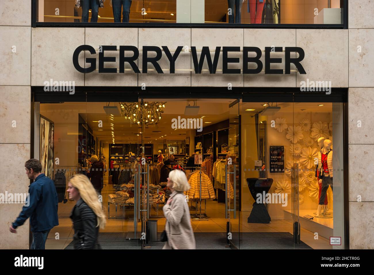 Store des Bekleidungsunternehmens 'Gerry Weber' betreibt Gerry Weber 1.000 eigene Stores mit den Marken Taifun, SAMOON und HALLHUBER. Stockfoto