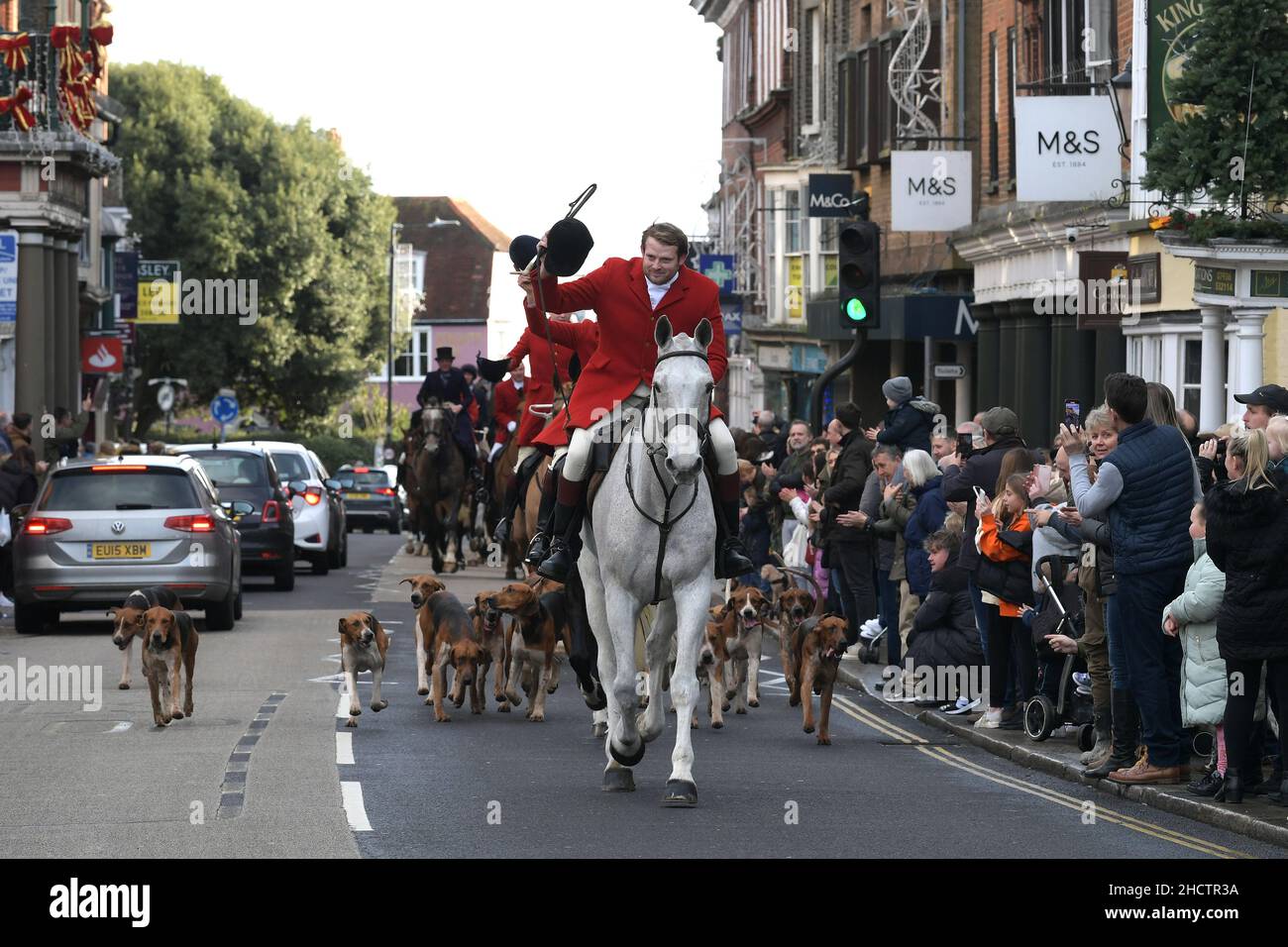 Maldon Essex, Großbritannien. 1st Januar 2022. Die Essex mit Bauern und Union Hunt Parade entlang der Maldon High Street zu ihrem jährlichen Neujahrstag-Treffen. 2021 verschoben aufgrund von Covid-19-Beschränkungen kehrte die Jagd auf die vollen Straßen zurück, während sich die Fischer und Anti-Hunt-Demonstranten der Gruppe Aktion gegen die Fuchssjagd auf der Hauptstraße durch die Stadt Essex abgrenzten. Quelle: MARTIN DALTON/Alamy Live News Stockfoto