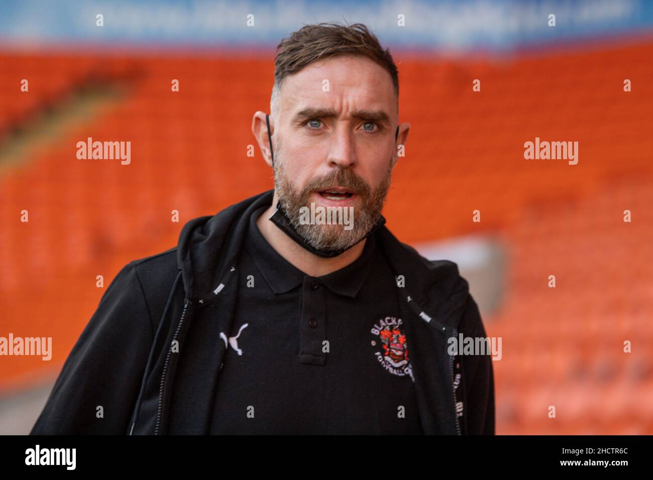 Blackpool, Großbritannien. 01st Januar 2022. Richard Keogh #26 von Blackpool kommt am 1/1/2022 in der Bloomfield Road in Blackpool, Großbritannien an. (Foto von Craig Thomas/News Images/Sipa USA) Quelle: SIPA USA/Alamy Live News Stockfoto