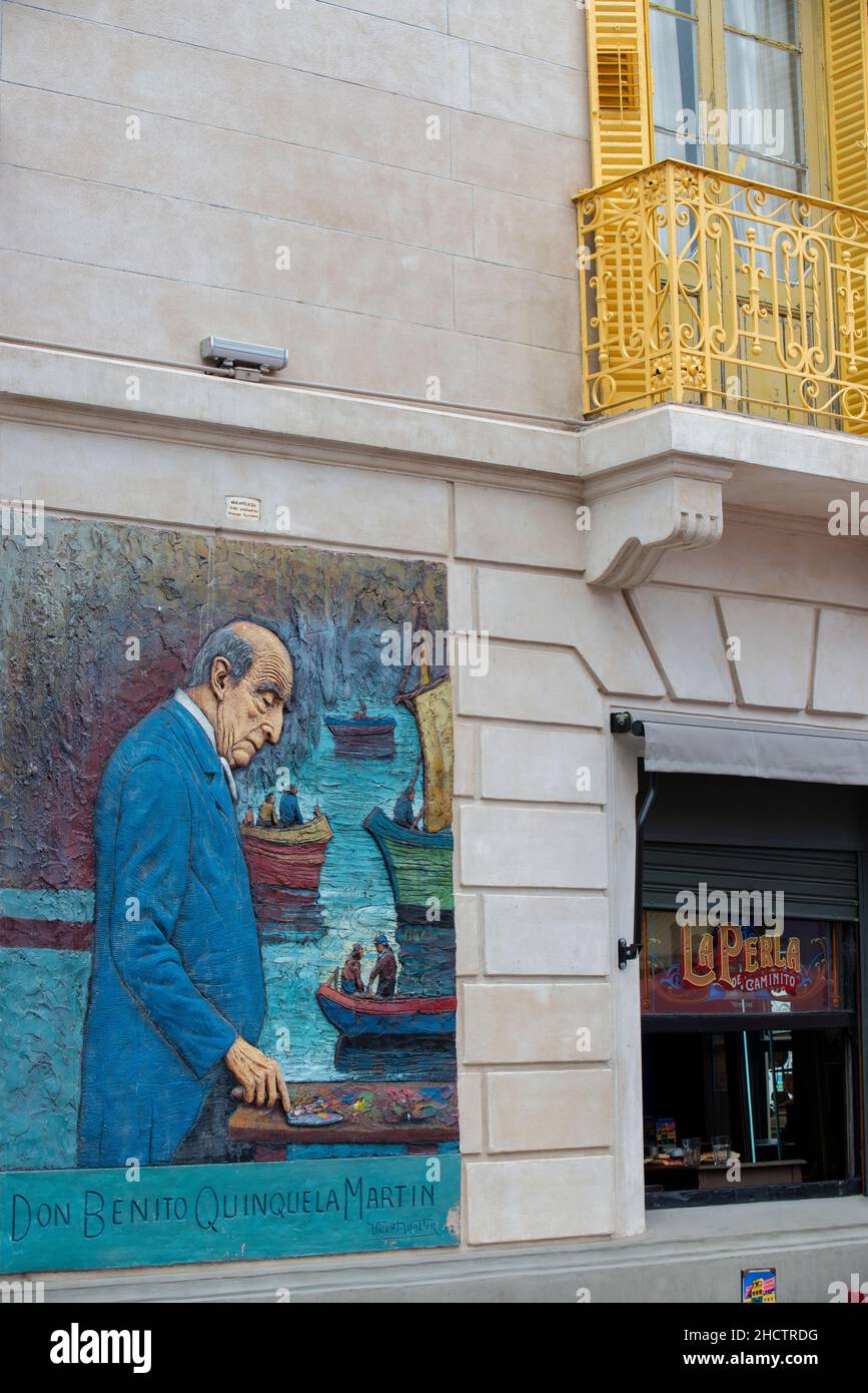 Argentinien, Buenos Aires, La Boca, Caminto Street alias Tango Street. Café La Perla mit Wandbild von Don Benito Quinquela Martin, dem berühmten Künstler von La Boca. Stockfoto