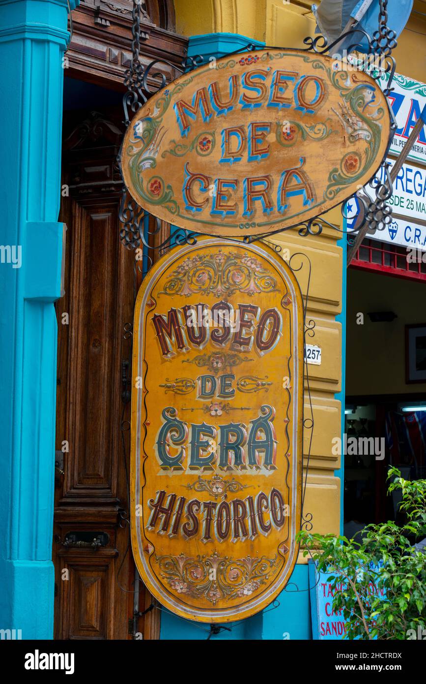 Argentinien, Buenos Aires, La Boca, Caminto Street alias Tango Street. Museo De Cera, Cera Museum Schild. Stockfoto
