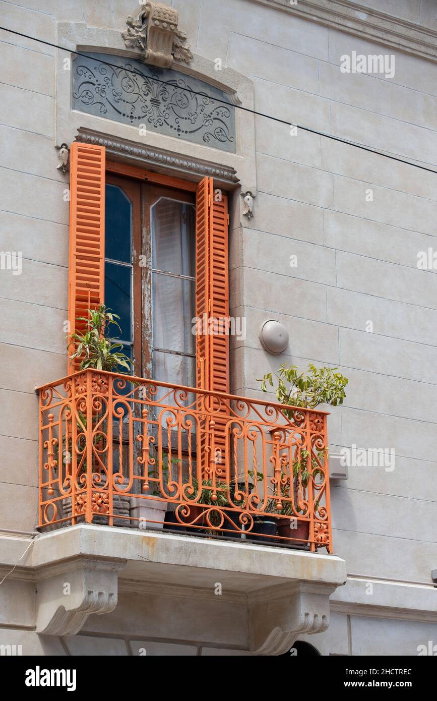 Argentinien, Buenos Aires, La Boca, Caminto Street alias Tango Street. Traditioneller Balkon mit buntem schmiedeeisernem Geländer. Stockfoto
