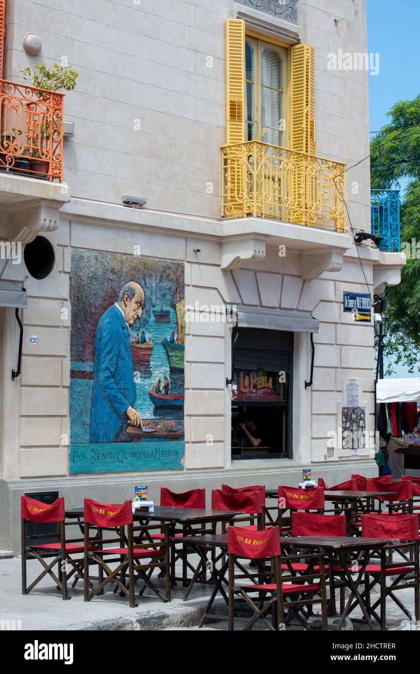 Argentinien, Buenos Aires, La Boca, Caminto Street alias Tango Street. Café La Perla mit Wandbild von Don Benito Quinquela Martin, dem berühmten Künstler von La Boca. Stockfoto