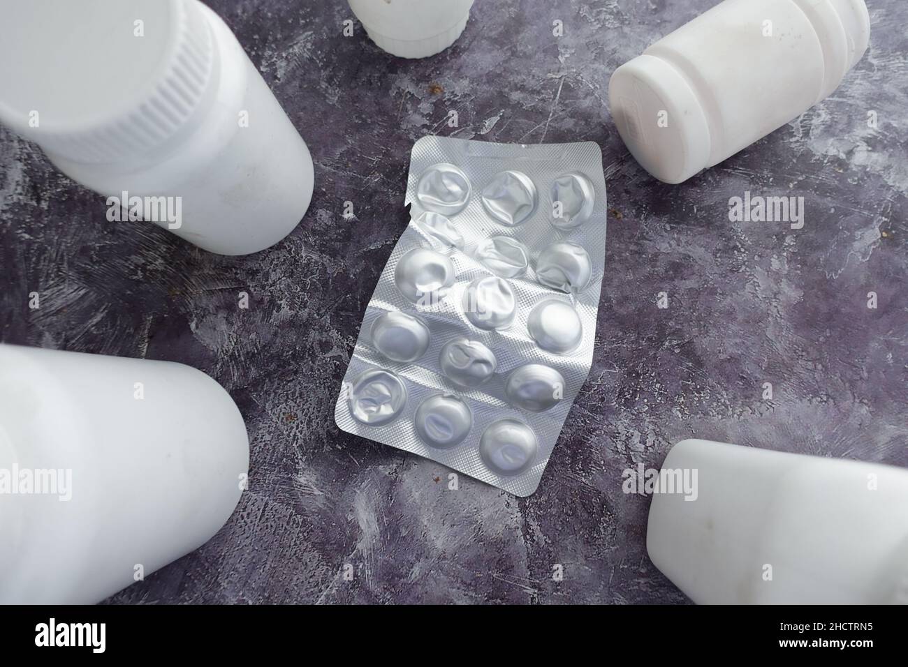 Nahaufnahme der Pillen der Blisterpackung auf dem Tisch Stockfoto