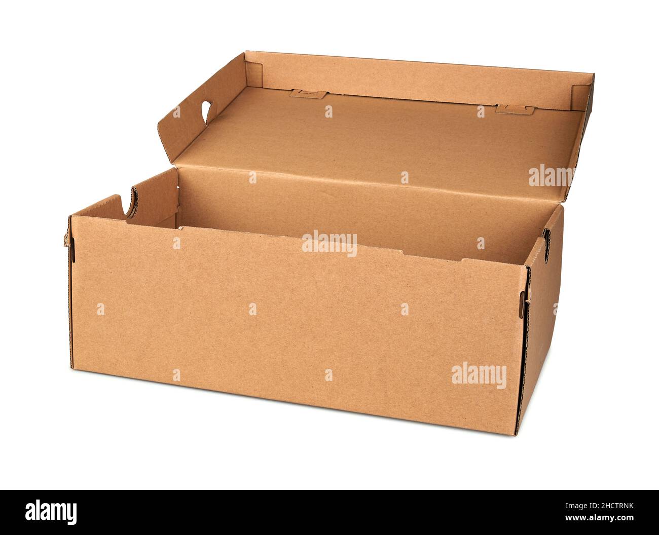 Geöffnete braune Postverpackung isoliert auf weiß mit Beschneidungspfad Stockfoto