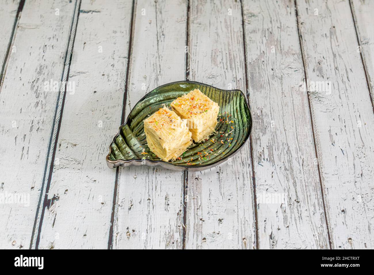 Soan Papdi ist ein beliebtes indisches Dessert. Es ist in der Regel würfelförmig oder in Flocken serviert und hat eine knusprige, schuppige Textur. Traditionell wurde es verkauft Loos Stockfoto