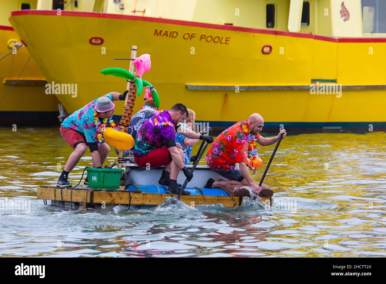 Poole, Dorset, Großbritannien. 1st. Januar 2022. Das New Years Day Bath Tub Race findet mit viel Nervenkitzel, Spritzer und Sabotage statt! Hunderte von Besuchern schauen sich die Veranstaltung an, während eine Vielzahl von ungewöhnlichen selbstgemachten Handwerken zum Rennen auf dem Wasser fahren, wobei die Teilnehmer Spaß daran haben, Eier und Mehl zu werfen und konkurrierende Schiffe zu kandeln. Ein guter Start ins neue Jahr an einem nassen, aber milden Tag. Quelle: Carolyn Jenkins/Alamy Live News Stockfoto