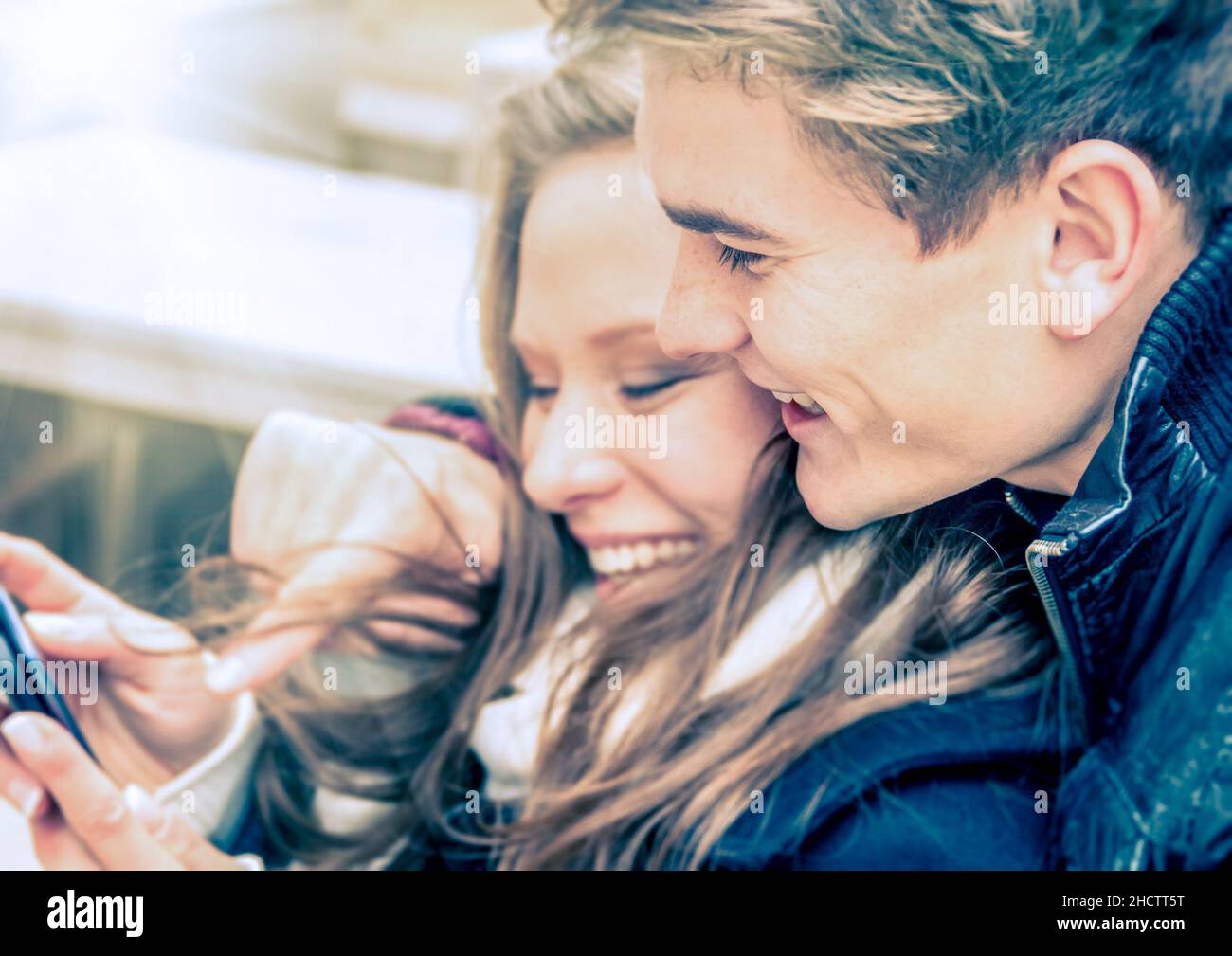 Verliebte Paare haben Spaß mit einem Smartphone Stockfoto