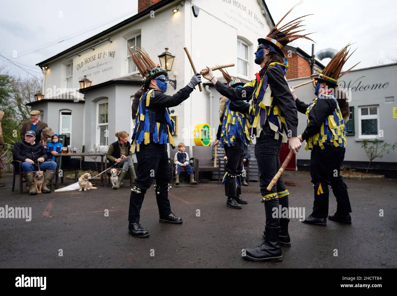 Mitglieder der Hook Eagle Morris Tänzer treten vor dem Old House at Home in Newnham, Hampshire, auf, während sie an ihrer „Hair of the Dog Tour“ am Neujahrstag teilnehmen Bilddatum: Samstag, 1. Januar 2022. Stockfoto