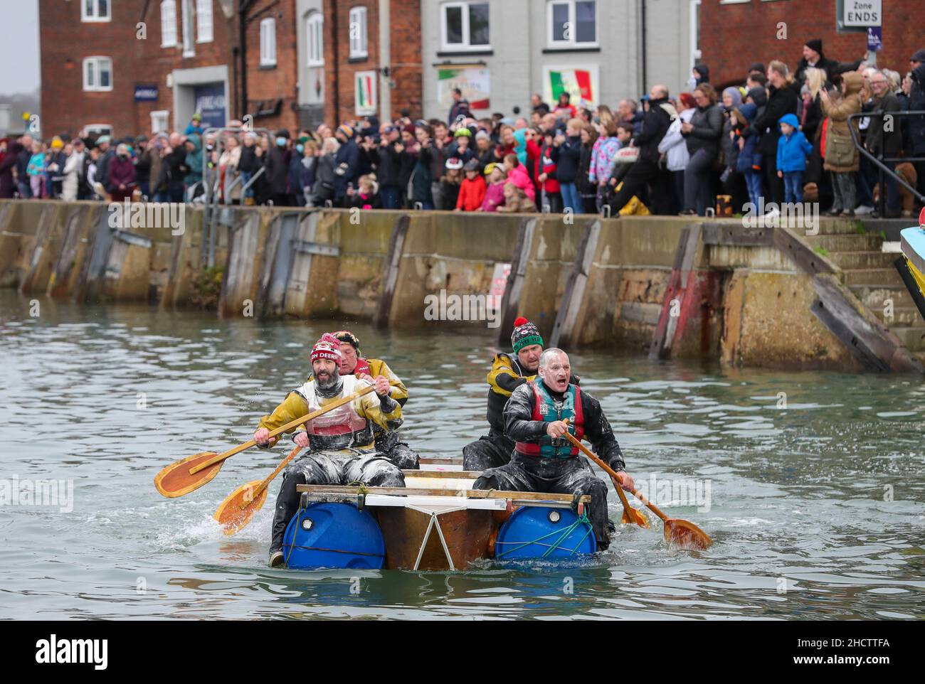 Poole, Großbritannien. 1st. Januar 2022. Beim Neujahrsrennen in der Badewanne auf dem Poole Quay in Dorset kämpfen die Teams erneut gegen das Spiel. Die beliebte jährliche Wohltätigkeitsveranstaltung, die letztes Jahr wegen der Pandemie abgesagt wurde, zieht eine riesige Menschenmenge in die Stadt. Kredit: Richard Crease/Alamy Live Nachrichten Stockfoto