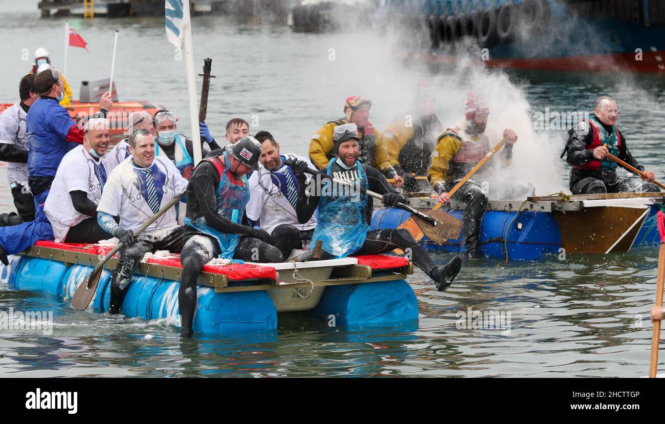 Poole, Großbritannien. 1st. Januar 2022. Beim Neujahrsrennen in der Badewanne auf dem Poole Quay in Dorset kämpfen die Teams erneut gegen das Spiel. Die beliebte jährliche Wohltätigkeitsveranstaltung, die letztes Jahr wegen der Pandemie abgesagt wurde, zieht eine riesige Menschenmenge in die Stadt. Kredit: Richard Crease/Alamy Live Nachrichten Stockfoto