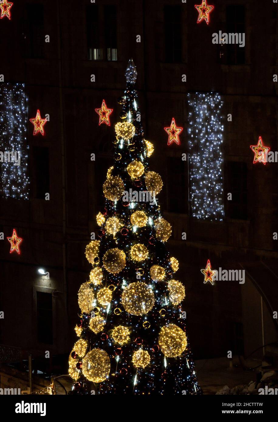 Ein weihnachtsbaum und Dekorationen auf einer Straße in der Altstadt von Jerusalem, Israel. Stockfoto