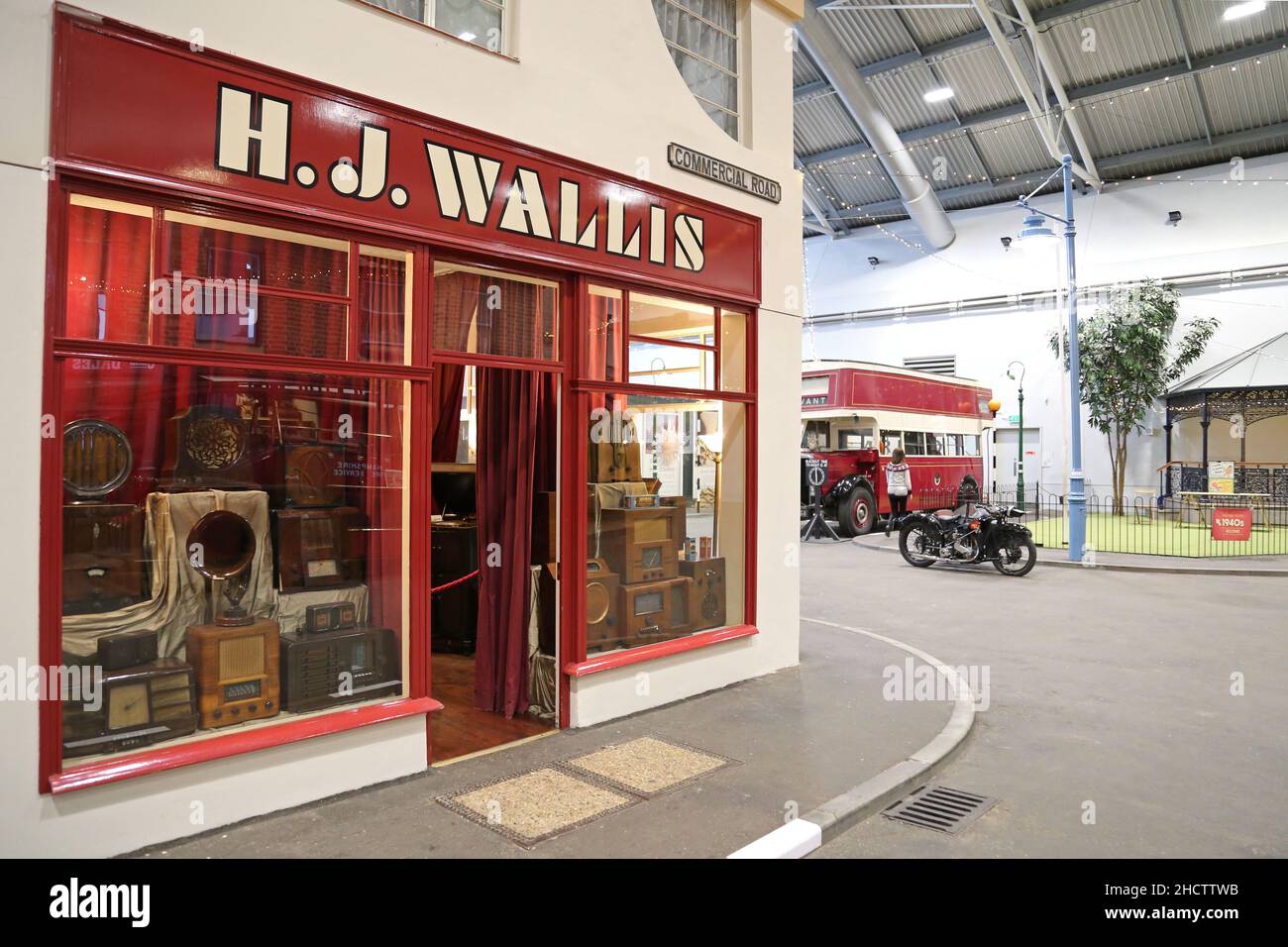 H J Wallis Musikgeschäft, Milestones Museum of Living History, Leisure Park, Churchill Way West, Basingstoke, Hampshire, England, Großbritannien, Europa Stockfoto