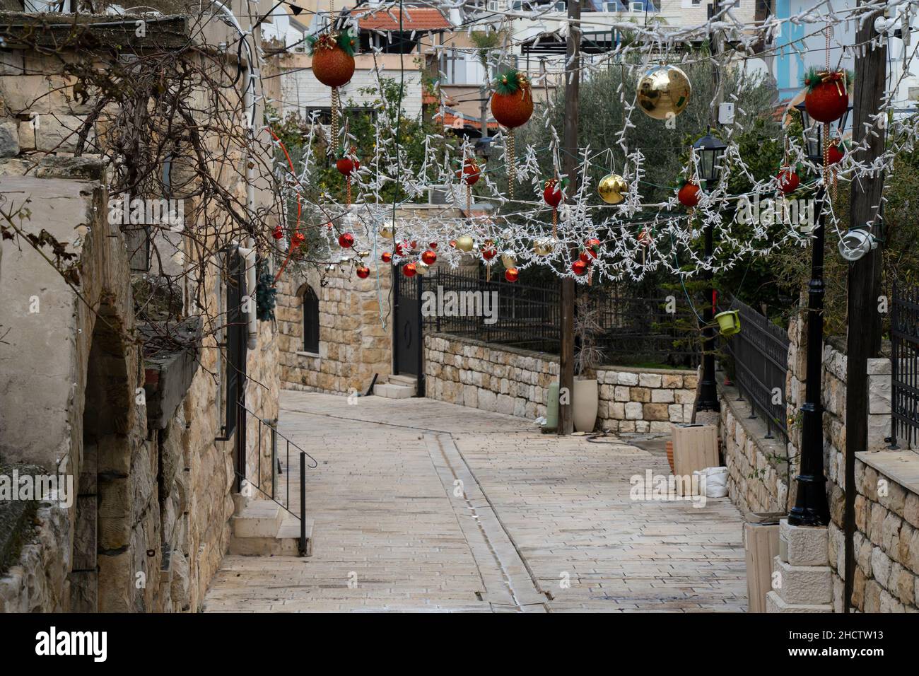 Fassuta, Israel - 25th. Dezember 2021: Eine Straße, die zu weihnachten im arabisch-christlichen Dorf Fassuta, Israel, geschmückt ist. Stockfoto