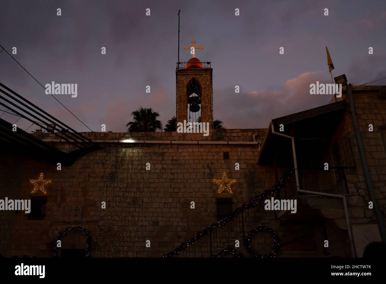 Mi'ilya, Israel - 25th. Dezember 2021: Die Kirche wurde zur abenddämmerung im arabisch-christlichen Dorf Mi'ilya, Israel, zu weihnachten geschmückt. Stockfoto