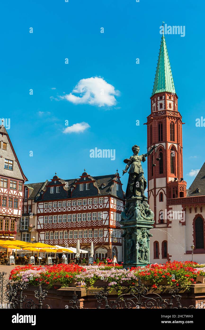 Altstadt von frankfurt romerberg mit Justitia-Statue, Deutschland Stockfoto