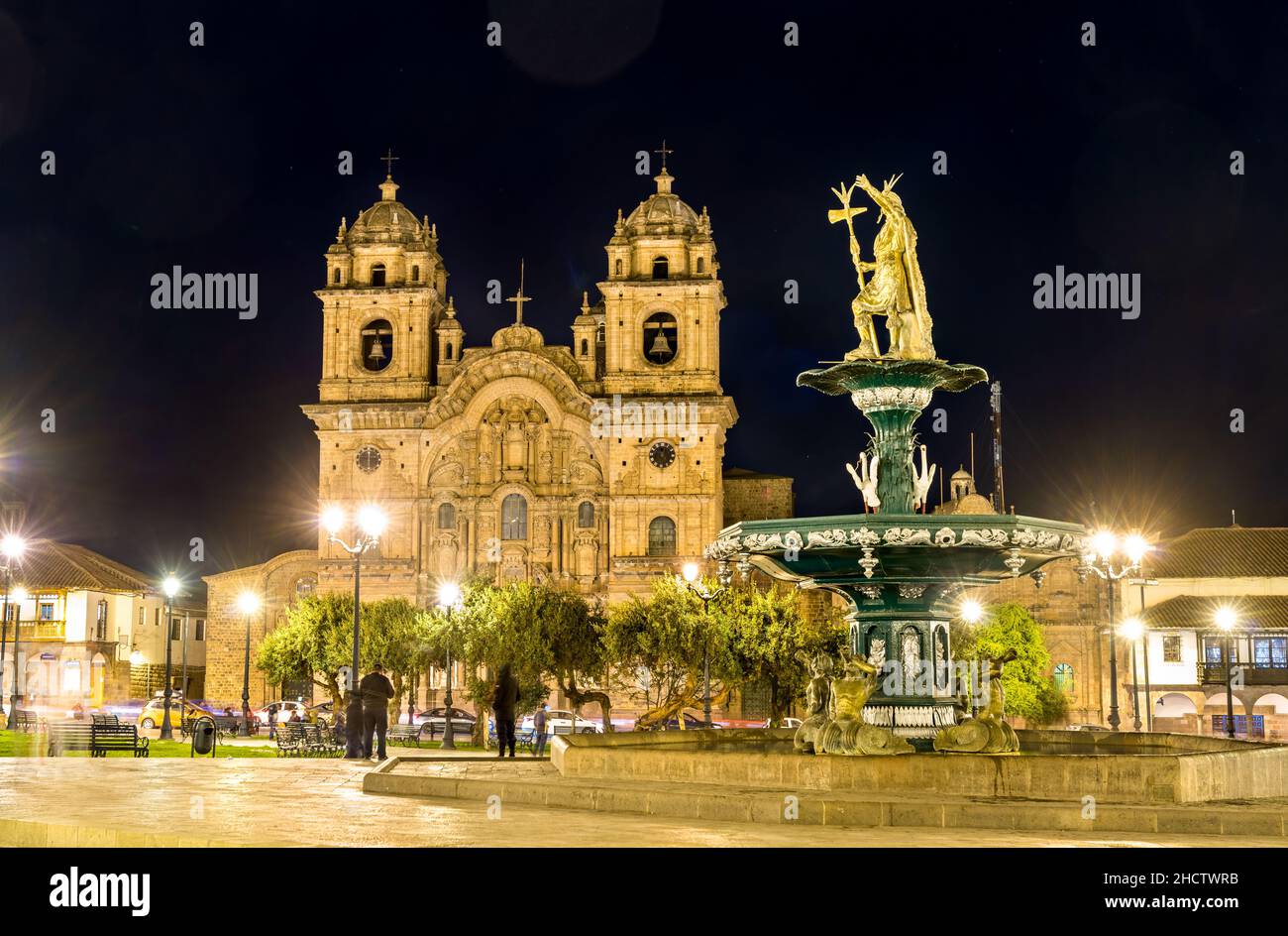 Kirche und Statue eines Inka in Cusco, Peru Stockfoto