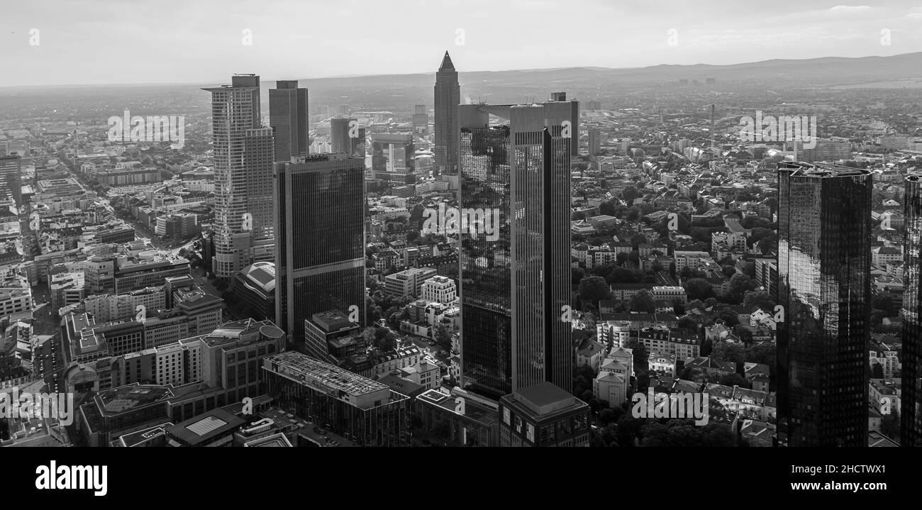 Skyline von frankfurt mit Business-Wolkenkratzern in schwarz-weißen Farben Stockfoto