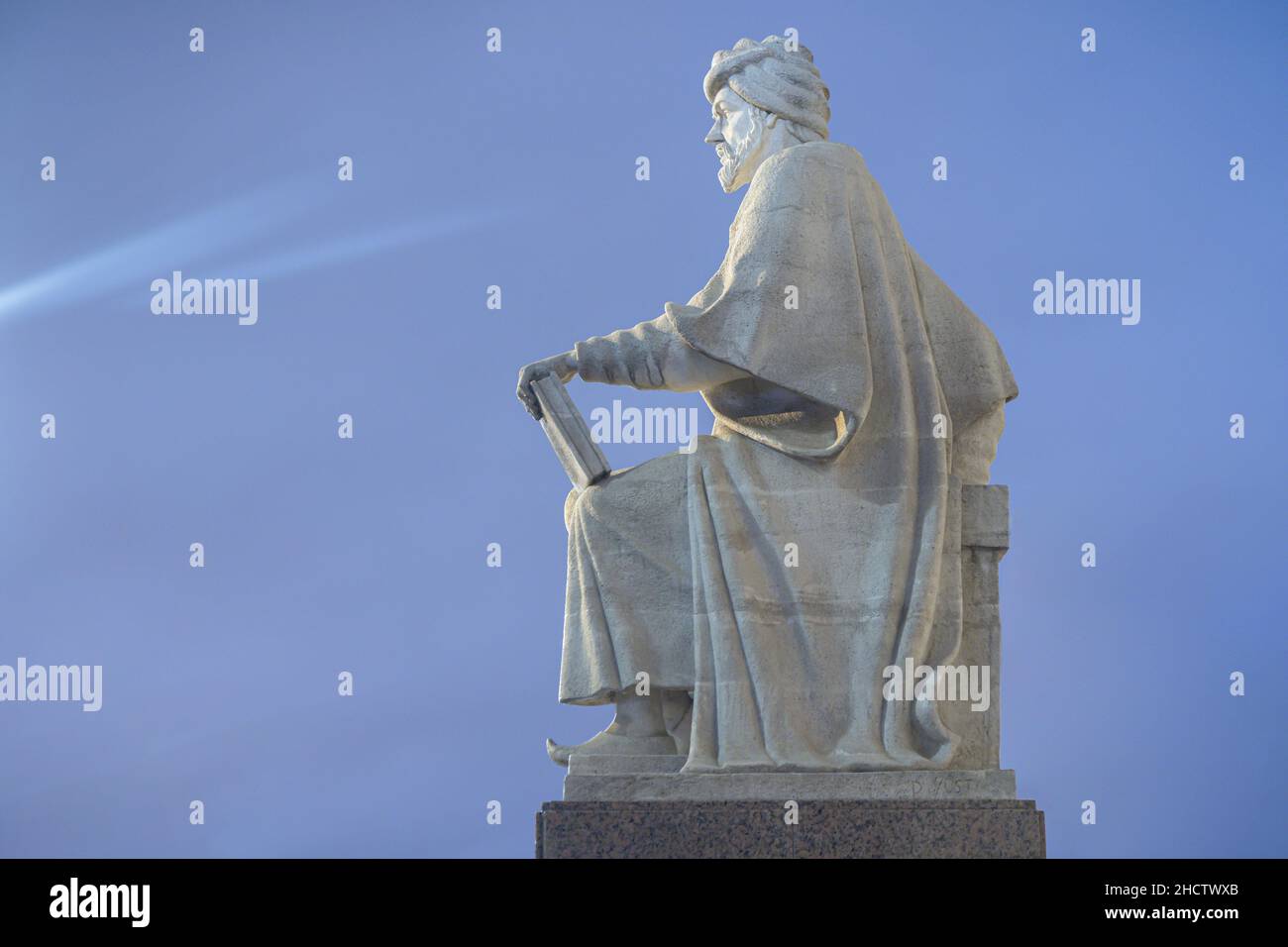 CORDOBA, SPANIEN-25. DEZEMBER 2021: Statue von Ibn Rushd (Averroes), dem 'Kommentator' in der Nacht Stockfoto