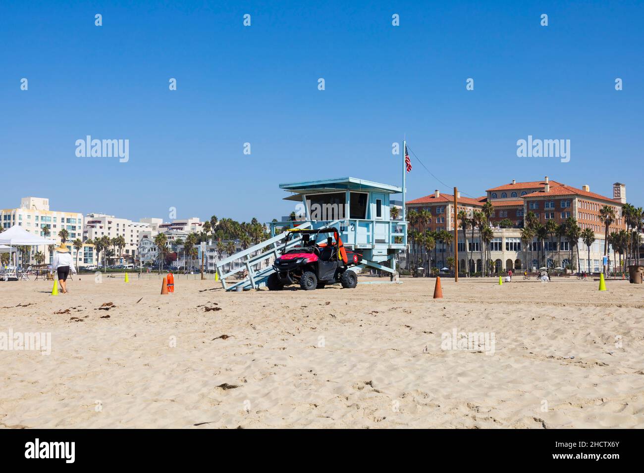 Rettungsschwimmerhütte mit Honda Quad-Rettungswagen am Santa Monica Beach. Kalifornien, Vereinigte Staaten von Amerika Stockfoto
