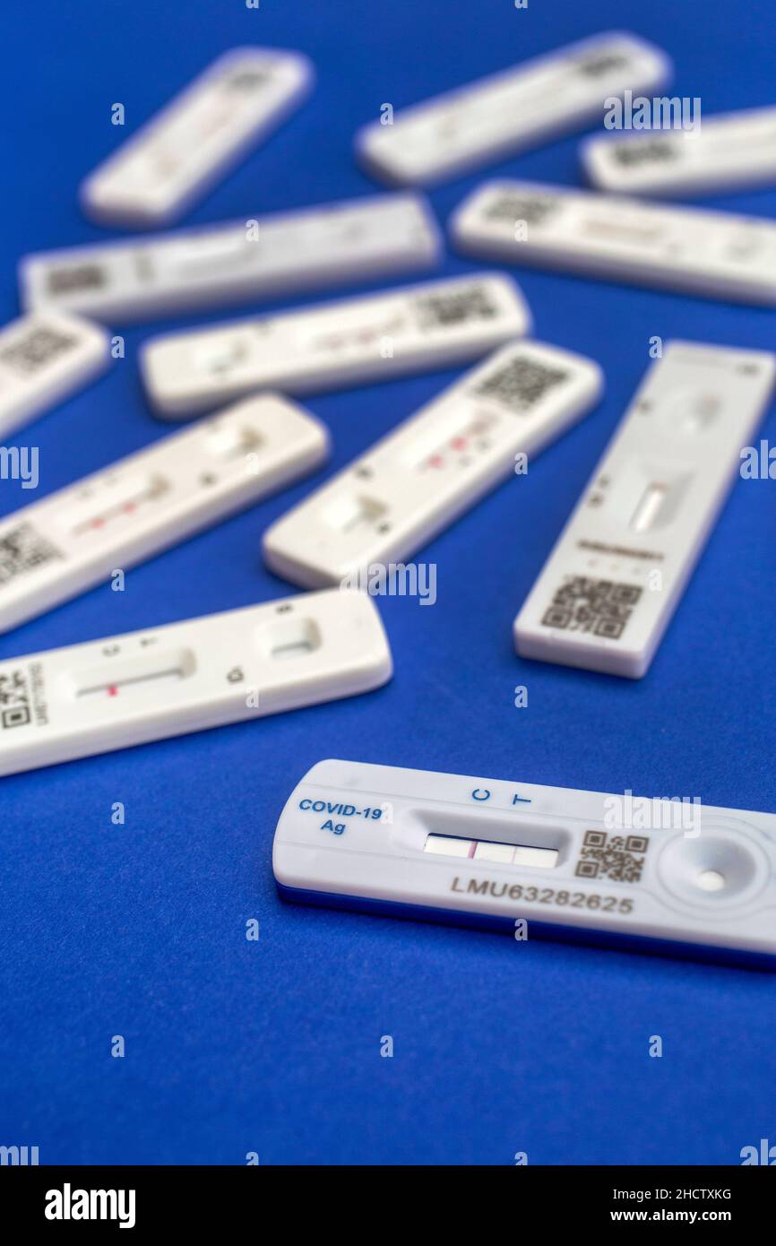 Schnelltests für das Covid-19/SARS-CoV-2-Infektionskonzept: Ein Schnellantigen-Testkit mit positivem Ergebnis (eine Zeile). Stockfoto