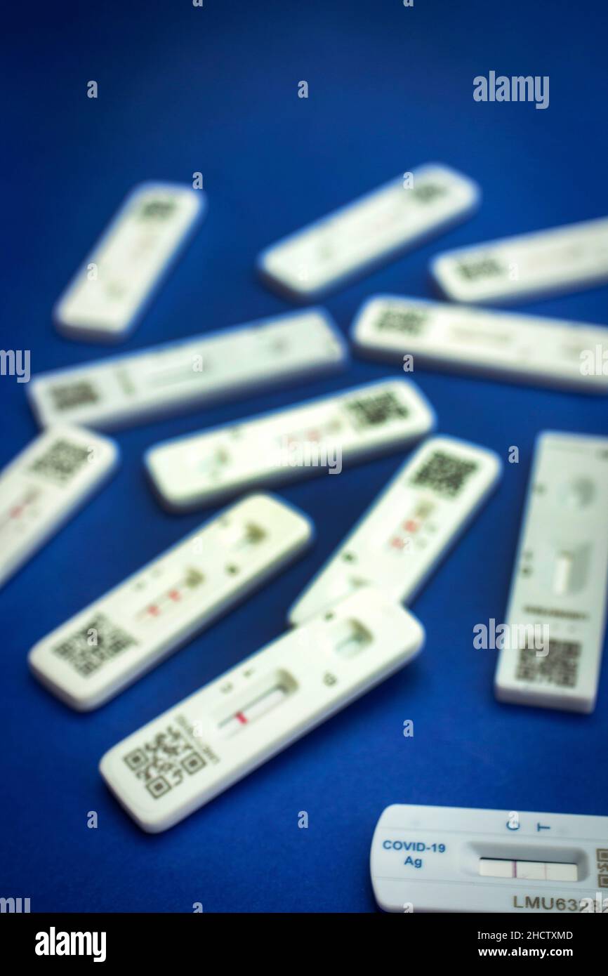 Schnelltests für das Covid-19/SARS-CoV-2-Infektionskonzept: Ein Schnellantigen-Testkit mit positivem Ergebnis (eine Zeile). Stockfoto