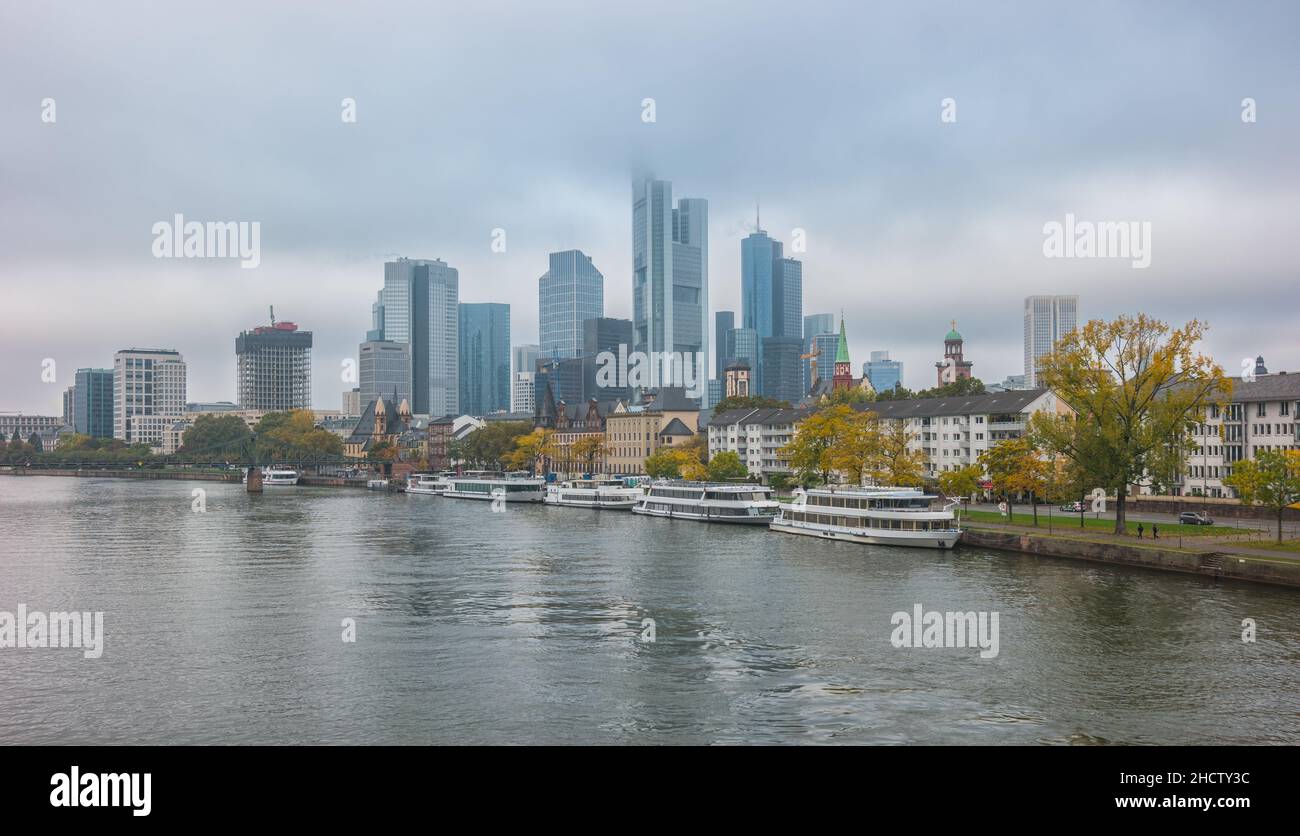 Frankfurter Skyline am wolkigen und nebligen Tag Stockfoto