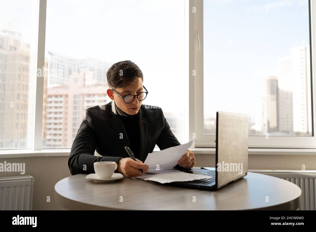 Frustrierter Mann, der Rechnungen und Steuerkosten berechnet, Geschäftsmann mit Brille Konkurs Büro, Finanzkrise, Probleme bei der Arbeit Stockfoto
