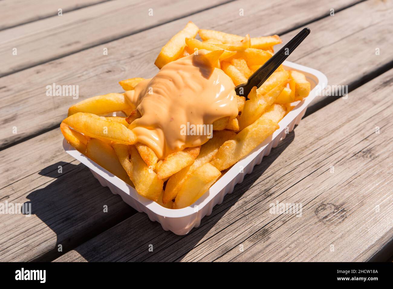 Pommes mit Sauce Andalouse Stockfoto