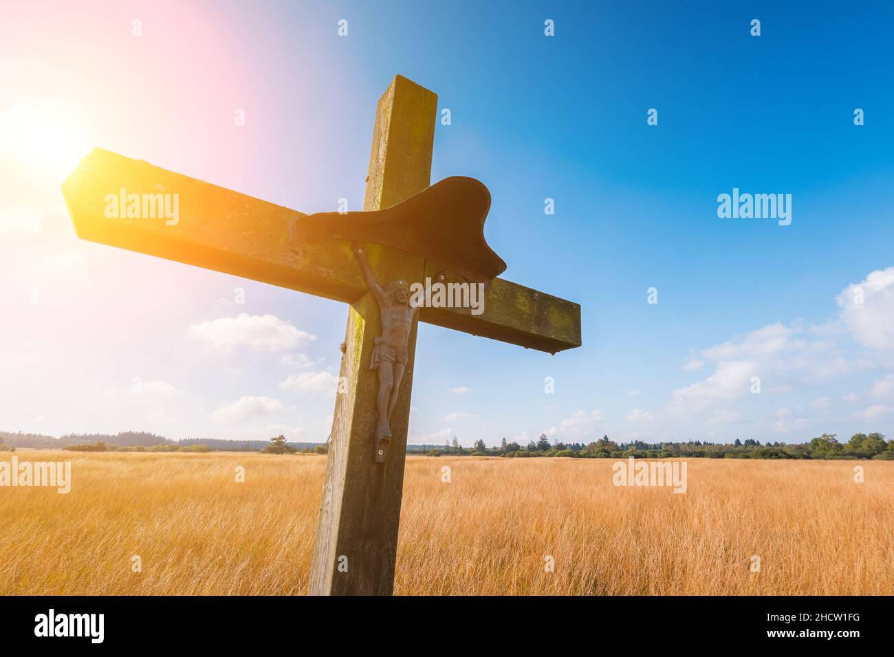 Hölzernes Kreuzreligionssymbol auf einem Wanderweg in Belgien, hohes Venn Stockfoto