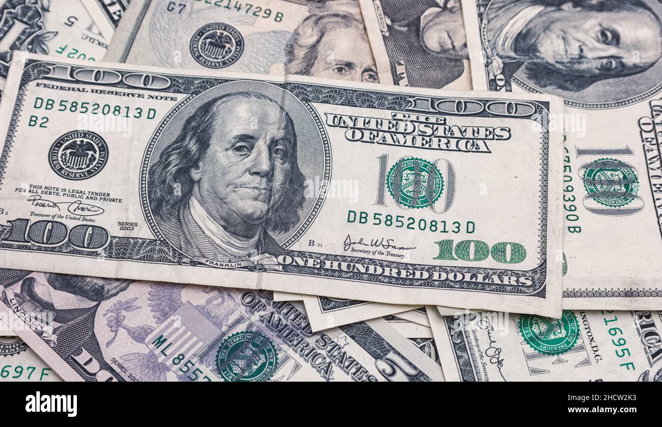 Hundert Dollar Banknoten stapeln Stockfoto