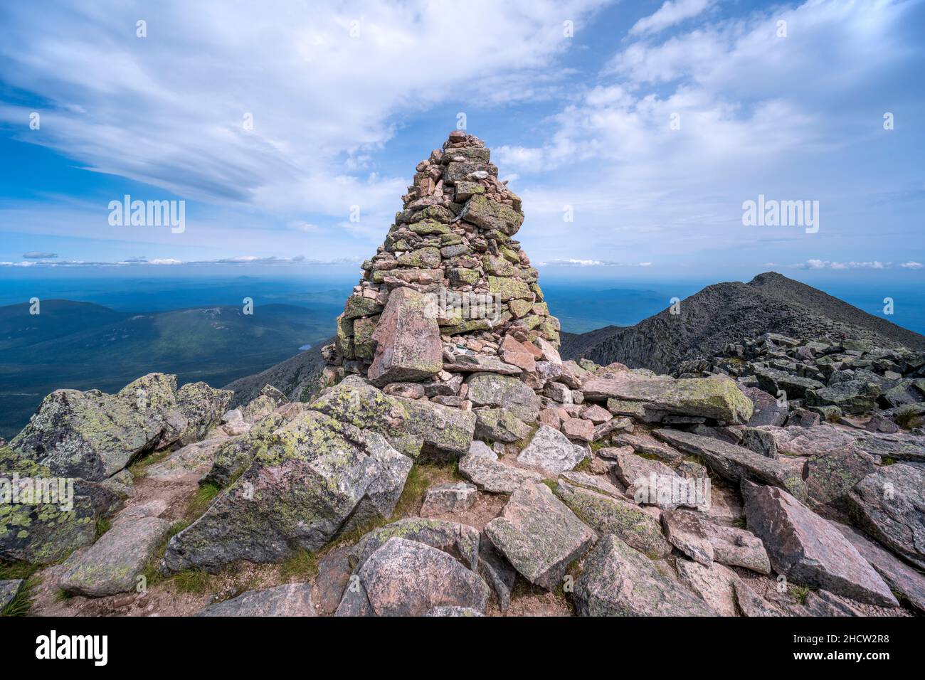 Der Blick vom Gipfel des Mount Katahdin mit Baxter Peaks Large Cairn und Knife's Edge im Hintergrund. Stockfoto