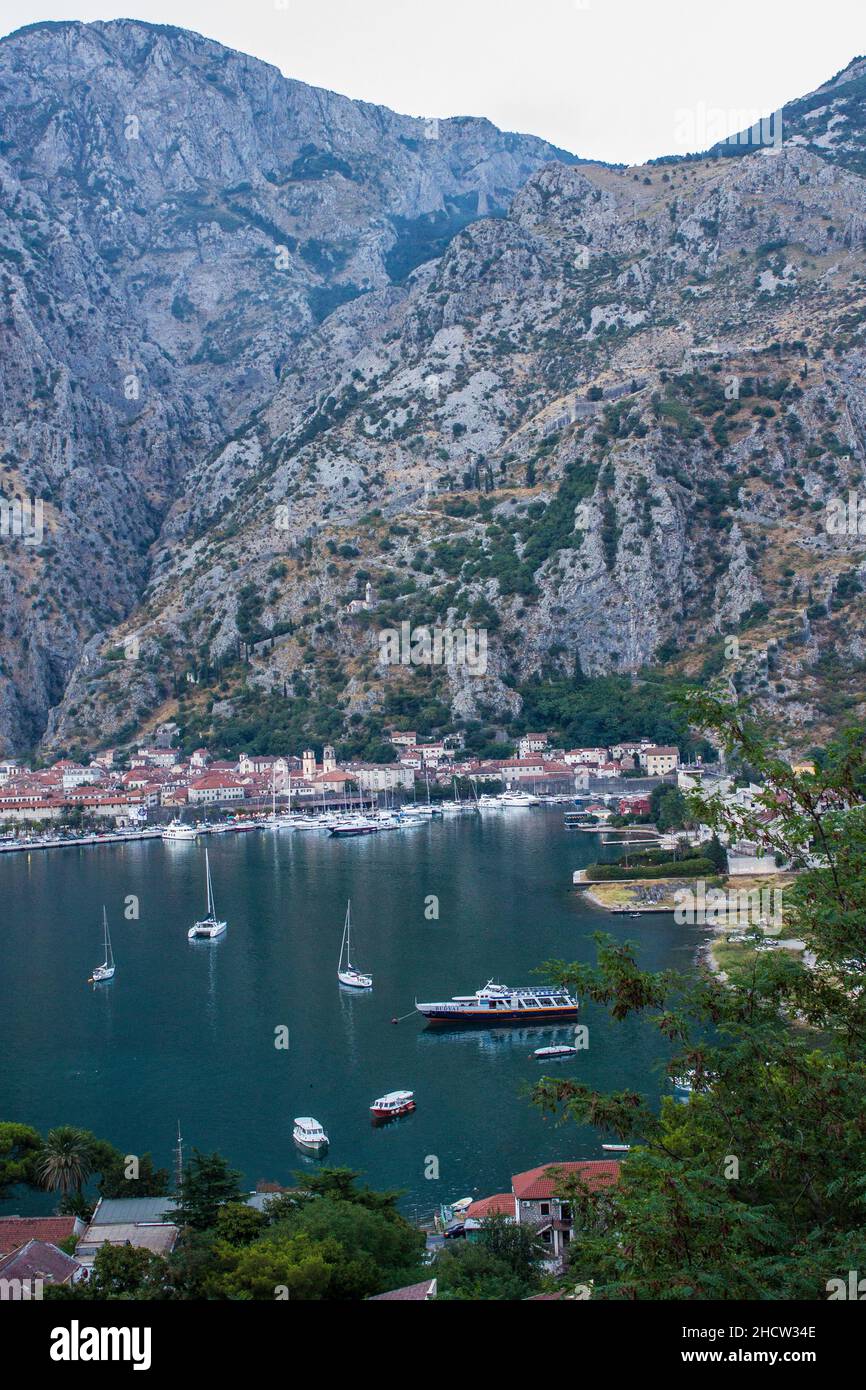 Boka Kotorska Bay, Montenegro - 21. Juli 2017: Blick auf die Boote in der Boka Bay an einem Sommertag Stockfoto