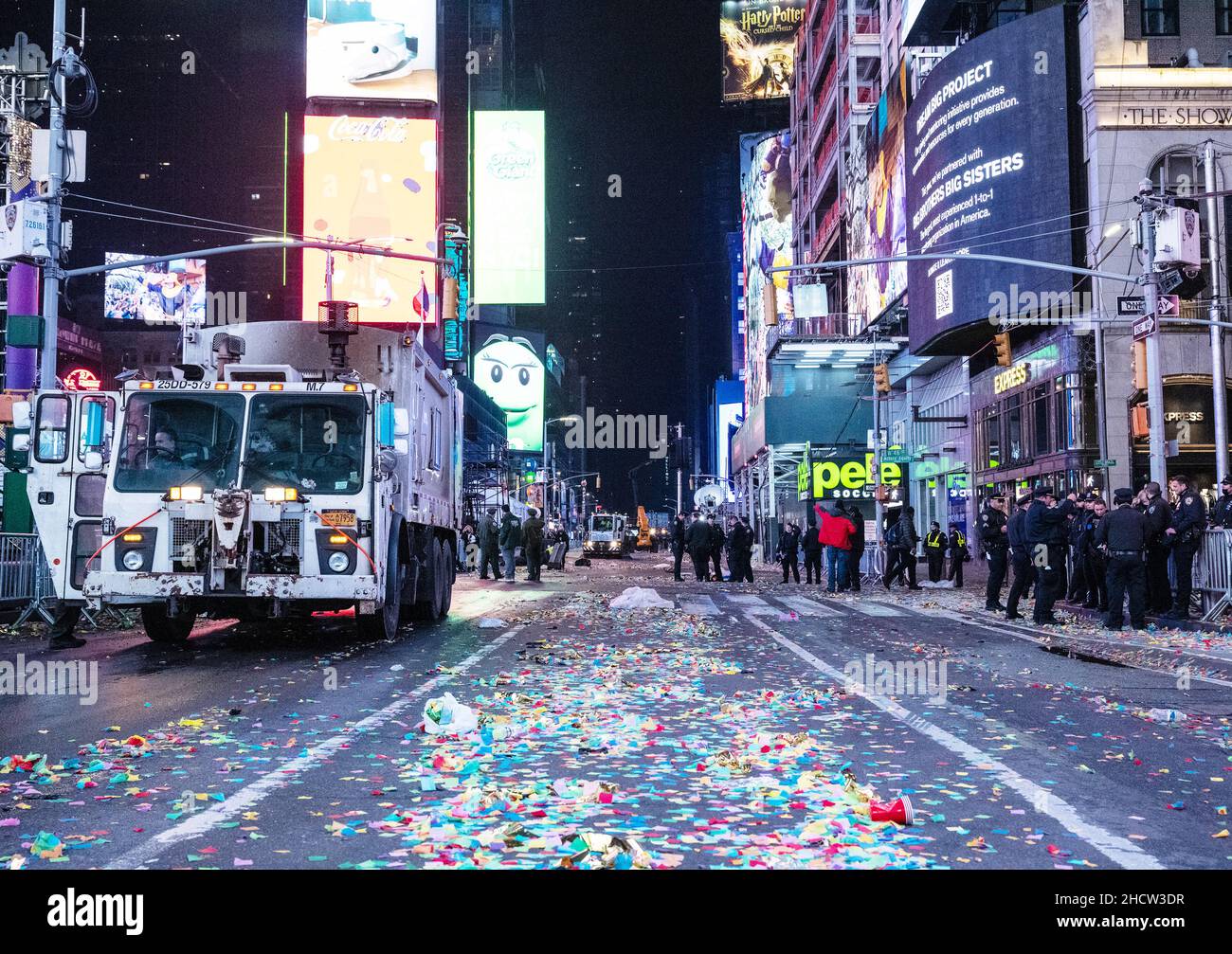 New York, USA. 01st Januar 2022. Die Arbeiter säubern Konfetti von den Straßen, die um Mitternacht zur Silvesterfeier am Neujahrstag am Times Square in New York City am Samstag, dem 1. Januar 2022, fielen. Foto von Gabriele Holtermann/UPI Kredit: UPI/Alamy Live News Stockfoto