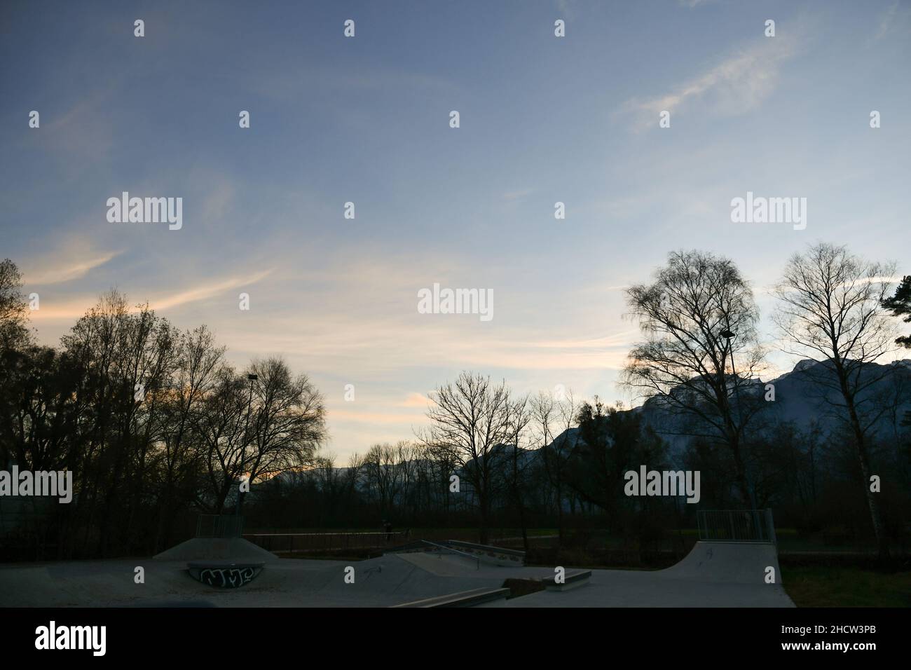 Vaduz, Liechtenstein, 19. November 2021 majestätische Abendstimmung auf dem Skateboard-Platz Stockfoto