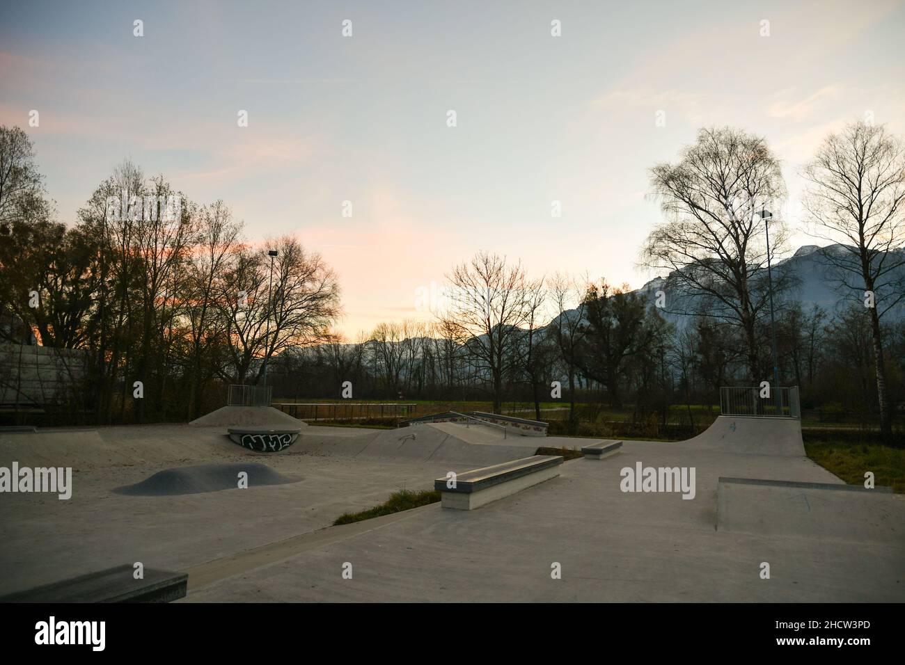 Vaduz, Liechtenstein, 19. November 2021 majestätische Abendstimmung auf dem Skateboard-Platz Stockfoto