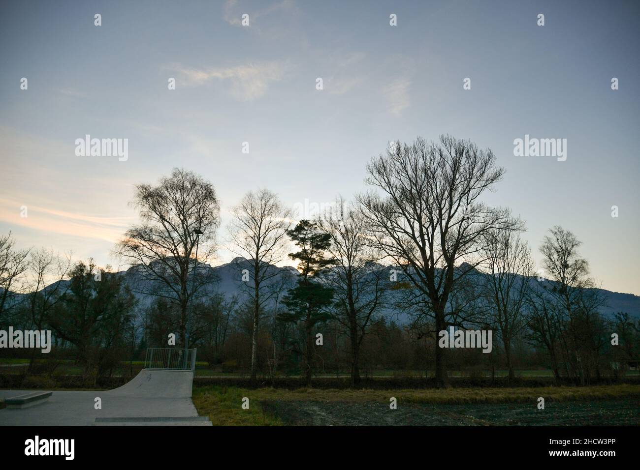 Vaduz, Liechtenstein, 19. November 2021 Naturkulisse mit landwirtschaftlichem Platz in den alpen Stockfoto