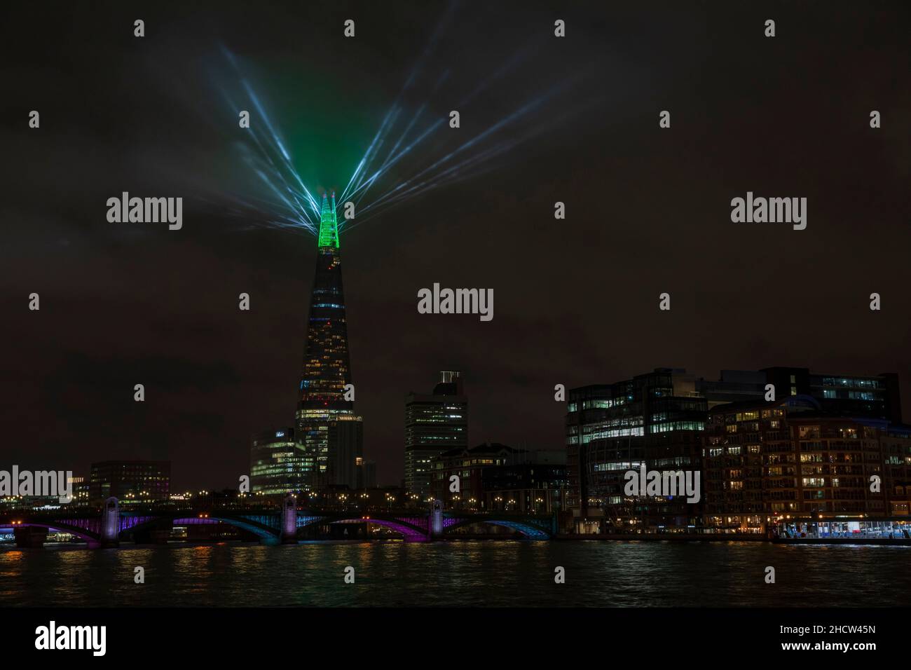 London, England. 1st. Januar 2022. Im Rahmen der Neujahrsfeier 2022 in London, England, wurde vom Shard Building eine Lasershow beleuchtet. Stockfoto