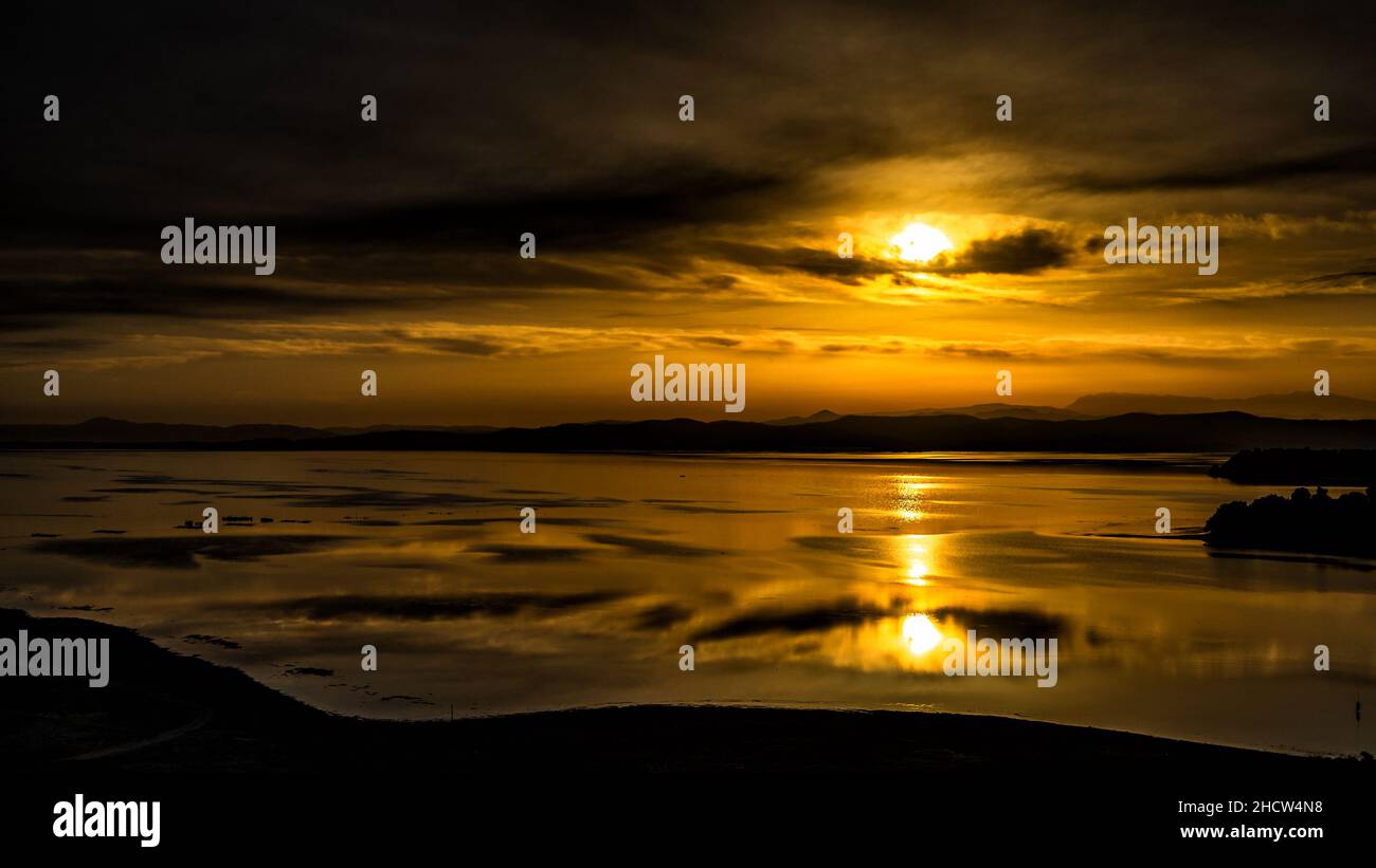 Narta Lagune in der Nähe von Vlore, Albanien.Sonnenaufgang an einem der größten albanischen Strände. Stockfoto