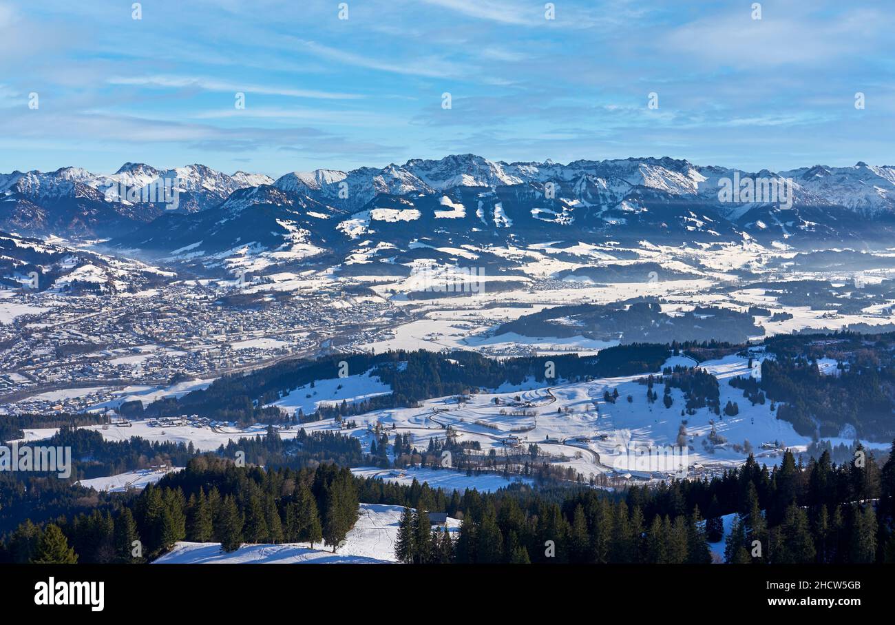 Panorama-Winterlandschaft in den Allgäuer Alpen hoch über dem Illertal mit sonthofen und Oberstdorf, Allgäuer Alpen, Deutschland Stockfoto