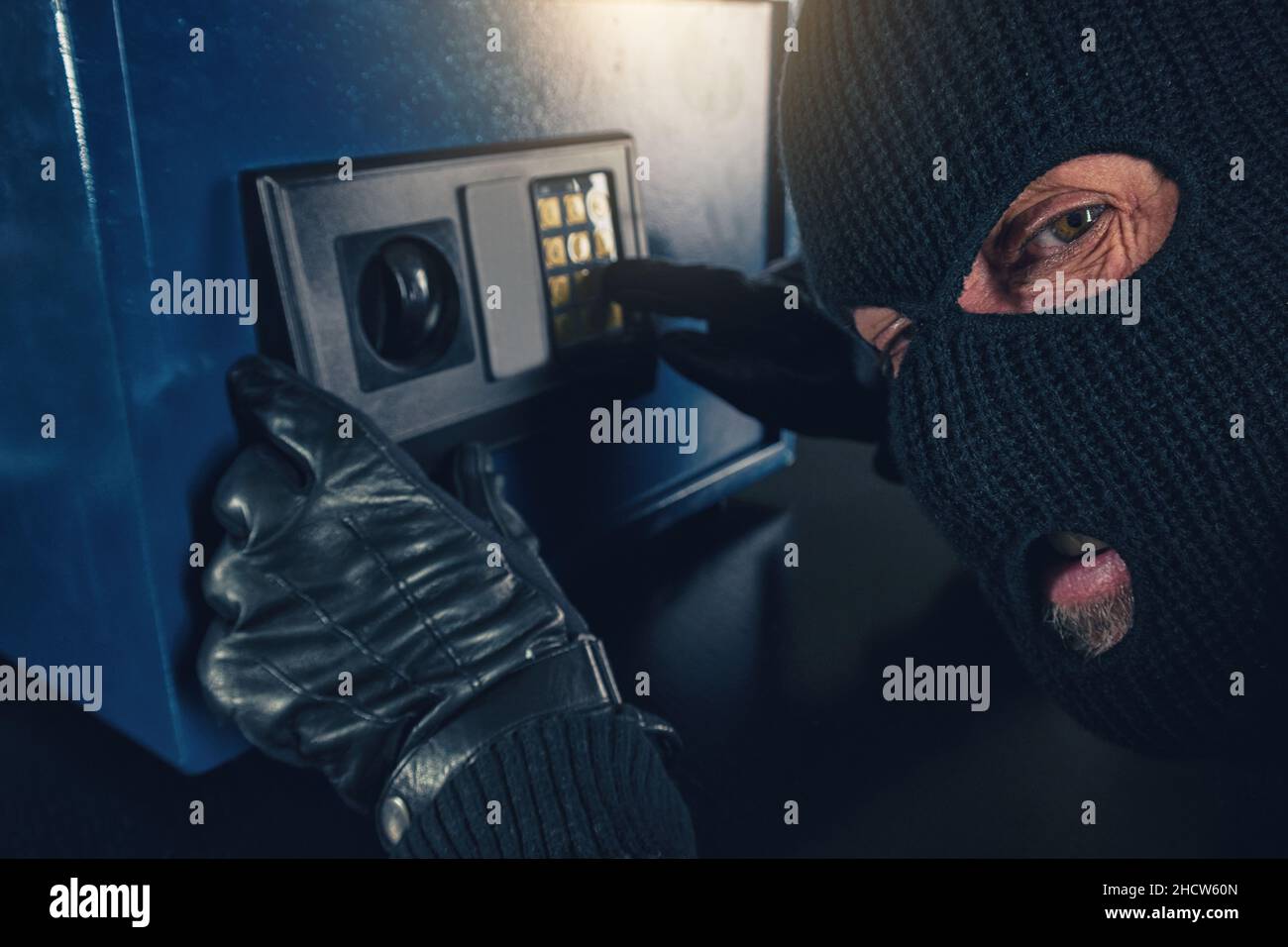 Einbrecher versucht, den Kombinationscode eines Safes zu finden Stockfoto