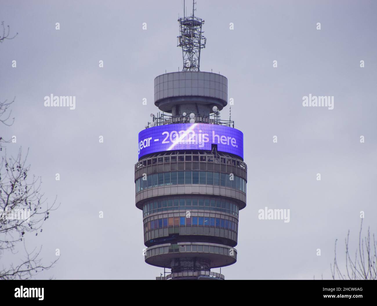 London, Großbritannien. 01st Januar 2022. Die Meldung „2022 is here“ wird am Neujahrstag auf dem BT Tower (British Telecommunications) angezeigt. (Foto: Vuk Valcic/SOPA Images/Sipa USA) Quelle: SIPA USA/Alamy Live News Stockfoto