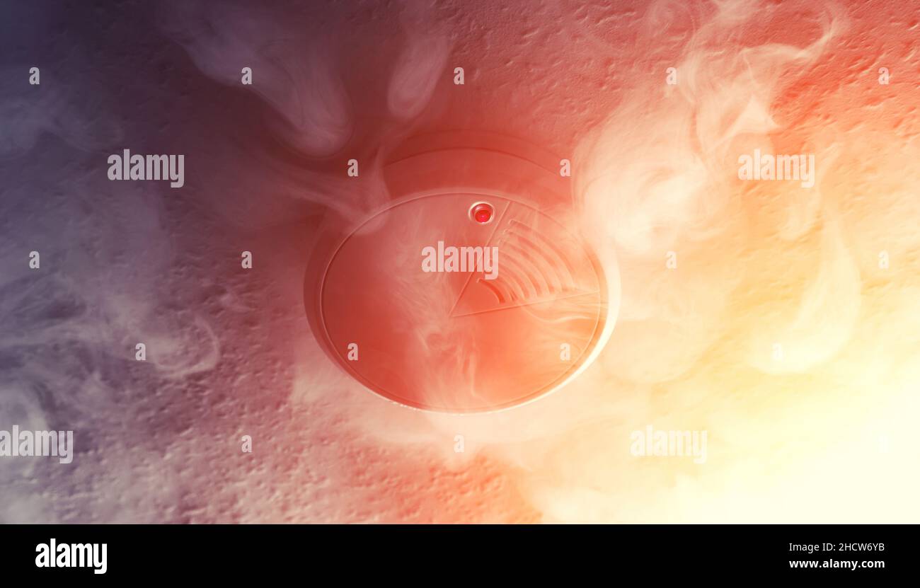 Rauchmelder im Rauch eines Feuers Stockfoto