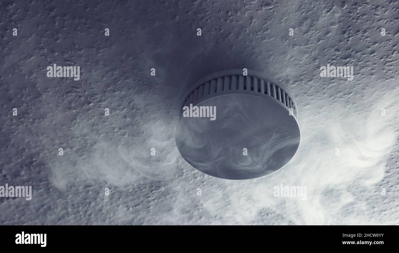 Rauchmelder mit Nahaufnahme von Rauch Stockfoto