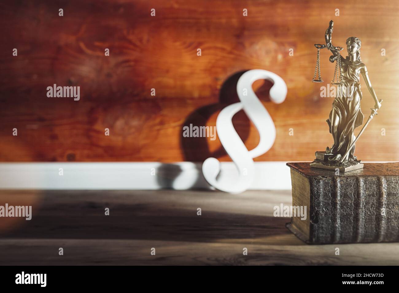 Statue der Gerechtigkeit mit Absatz-Symbol in einem Anwaltsbüro. Gesetz, Beratung und Gerechtigkeit Konzept Bild Stockfoto